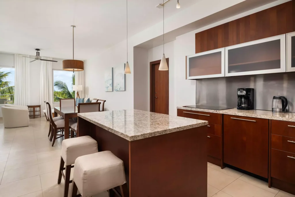 One Bedroom Oceanfront Suite - Kitchen Dining