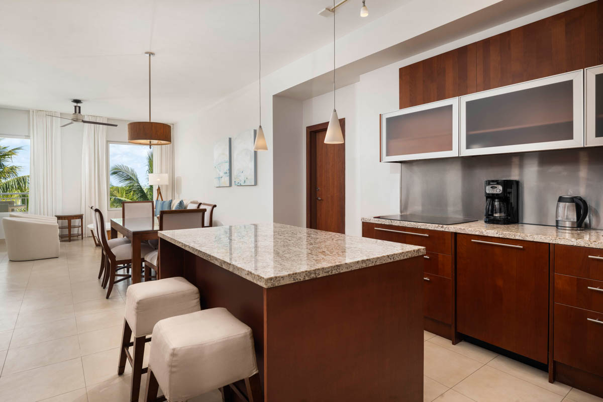One Bedroom Oceanfront Suite - Kitchen Dining