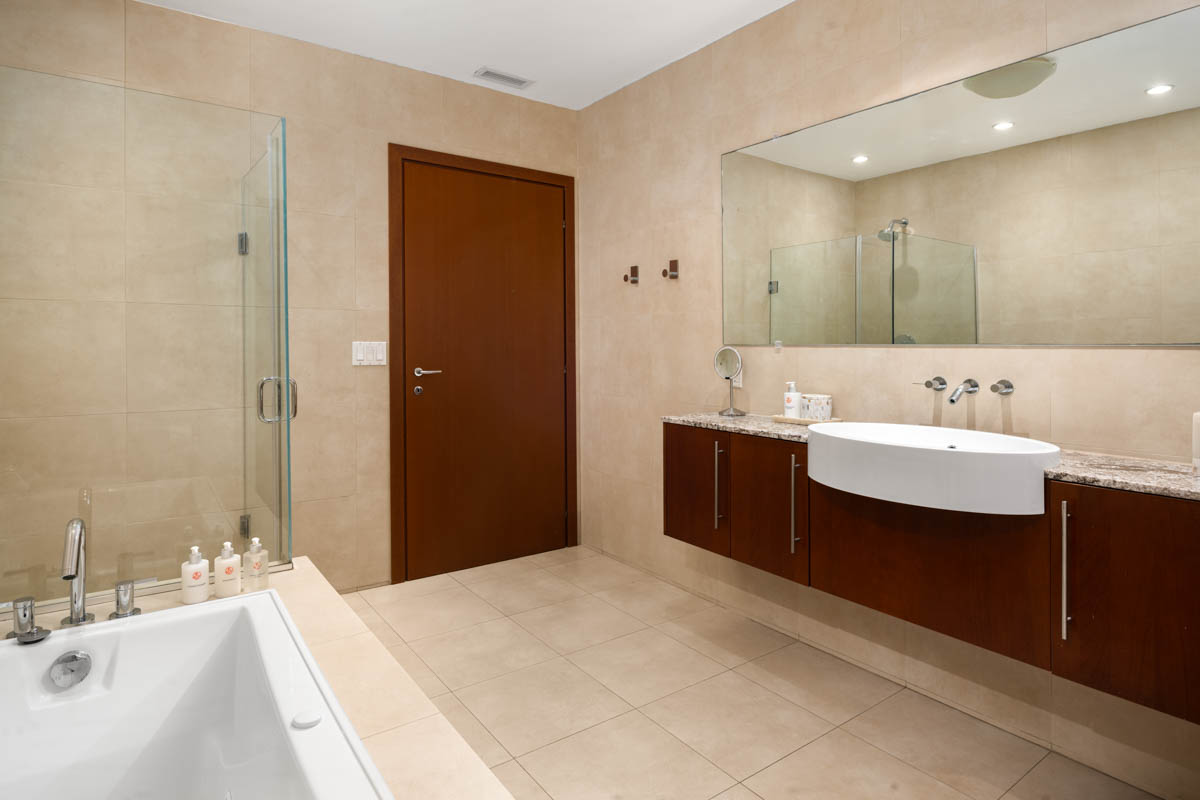 Two Bedroom Oceanfront Penthouse - Bathroom