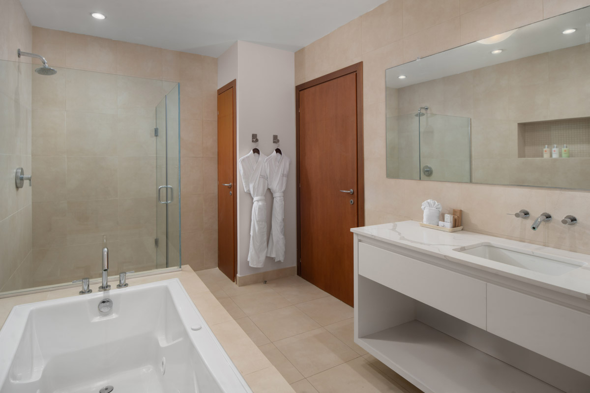 blue-haven-two-bedroom-oceanfront-balcony-penthouse-bathroom